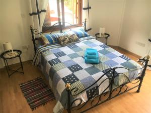 Un dormitorio con una cama con una toalla azul. en Gold Mountain House en Moutoullas