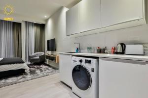 Kuchyň nebo kuchyňský kout v ubytování Expressionz Suites By iHost Global
