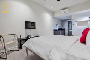TV a/nebo společenská místnost v ubytování Expressionz Suites By iHost Global