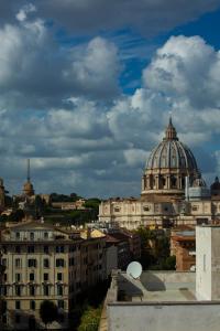 vistas a una ciudad con un edificio abovedado en Casa per Ferie Ravasco San Pietro en Roma