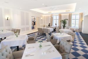 a dining room with white tables and chairs at Pałac Komierowo in Sępólno Krajeńskie