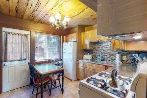uma cozinha com uma mesa e um fogão forno superior em Serene Retreat em Soda Springs