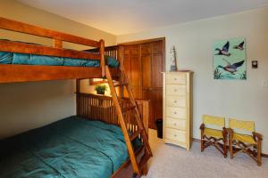 Bunk bed o mga bunk bed sa kuwarto sa The Aspens Holiday Home #40