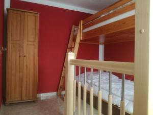 リュッベンにあるGartenidylle im Spreewald Sa-Saの赤い壁のベッドルーム1室(二段ベッド1組付)