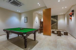 Biljarðborð á SaffronStays Aspen, Lonavala - luxury pool villa with games and TV room near Bhushi Dam