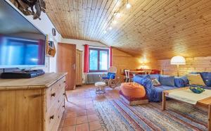 ザールバッハ・ヒンターグレムにあるAppartement Cozy Woodのリビングルーム(青いソファ、テレビ付)