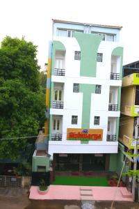 un edificio con una grande lettera t di Aishwarya Residency a Tiruvannāmalai