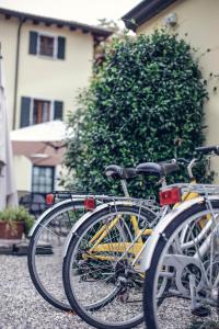 un gruppo di biciclette parcheggiate accanto a un edificio di Locanda Orologio a Cormòns