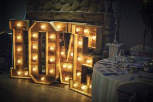 een kamer met een tafel met verlichting bij Pyes Mill Hotel Conder Green in Conder Green