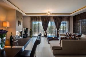シッシにあるVilla Callista with Private Poolのソファとテーブルのあるリビングルーム