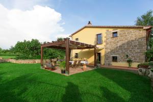 A garden outside FicOlivo