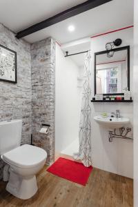 Koupelna v ubytování Two-room apartment on Lanzheronovskaya