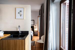 una cocina con fregadero y encimera en Welldone Cathedral, en Sevilla
