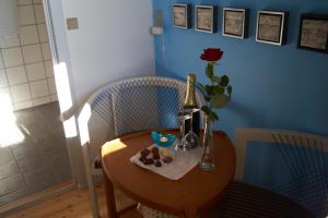 a table with a bottle of champagne and cookies on it at Henne Mølle Å Badehotel in Henne Strand