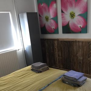 a bedroom with a bed with two towels on it at Het Wilgenhoekske in Serooskerke
