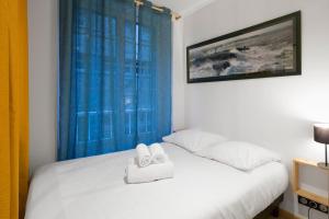 1 dormitorio con 1 cama con 2 toallas en La Cordee by Cocoonr en Saint-Malo