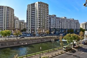 un río en una ciudad con edificios altos en Eric Apartment 100, en Bucarest