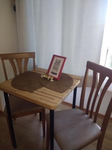 a wooden table with a plaque on top of it at Departamentos Patagonia in San Carlos de Bariloche