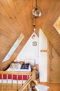 ザコパネにあるApartament Olczanka Zakopaneの木製の天井の客室のベッド1台分です。