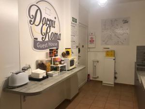 een keuken met een aanrecht met apparatuur erop bij Dormi a Roma in Rome