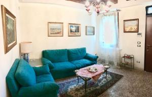 a living room with a blue couch and a table at Maison Elena in Mirano