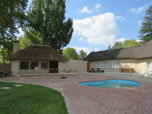 ein Haus mit Pool im Hof in der Unterkunft Riverside Manor in Nottingham Road