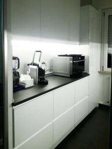 uma cozinha com um balcão com um micro-ondas e electrodomésticos em Atelier Marche em Castelfidardo