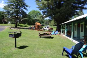 Garden sa labas ng Rowe's Adirondack Cabins of Schroon Lake