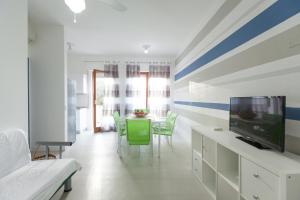 sala de estar con TV y comedor en Casa Mimosa, en Alcamo Marina