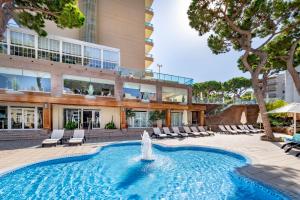 a pool with a fountain in front of a building at Hotel Las Vegas in Salou