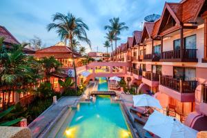 Bazén v ubytování Seaview Patong Hotel - SHA Plus nebo v jeho okolí
