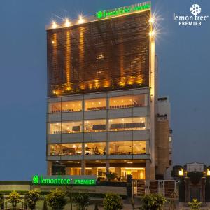 Un grand bâtiment avec des lumières au-dessus dans l'établissement Lemon Tree Premier, Patna, à Patna