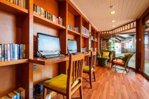 TV a/nebo společenská místnost v ubytování Seaview Patong Hotel - SHA Plus