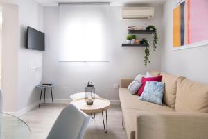 sala de estar con sofá y mesa en Cruz Apartment, en Madrid