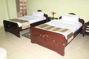 Tempat tidur dalam kamar di Legacy Hotel and Conference Centre ltd