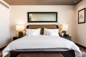 Postel nebo postele na pokoji v ubytování Kenzi Tower Hotel