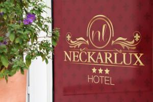uma porta vermelha com um sinal de hotel em Hotel Neckarlux em Heidelberg