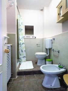 een badkamer met een toilet en een wastafel bij casa ciosse in Grognardo