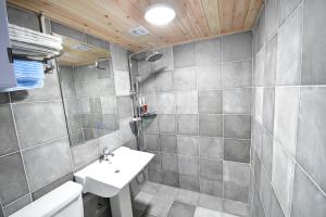 łazienka z umywalką i toaletą w obiekcie Nogodan Guesthouse and Hotel w mieście Gurye