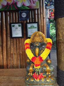 a statue of an elephant with flowers on it at Rumah Kundun in Gili Trawangan