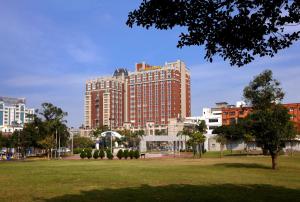中壢區的住宿－古華花園飯店，一座位于城市的公园内的大型建筑