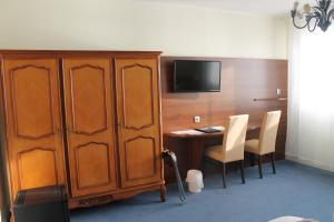 TV a/nebo společenská místnost v ubytování Hotel De La Mer