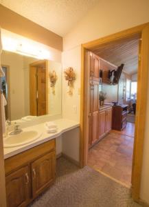 łazienka z umywalką i dużym lustrem w obiekcie Brettelberg Slopeside Condos E9 w mieście Carbondale