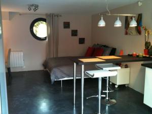 Habitación con cama, mesa y cocina. en Beauséjour-Porte de Versailles Expo en Issy-les-Moulineaux