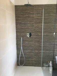 eine Dusche mit Duschkopf in einem Badezimmer in der Unterkunft Villa Ponte Vista in Castro Marim + 31 Fotos