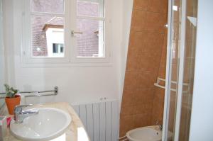 モンタルジにあるMagnifique T3 hyper centre ville Montargisのバスルーム(洗面台、トイレ付)、窓が備わります。
