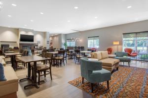 Zona de lounge sau bar la Sleep Inn & Suites Monroe - Woodbury