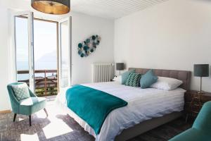 Postel nebo postele na pokoji v ubytování Auberge de Rivaz + 34 fotografií