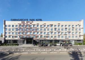 ジェルジンスクにあるChernorechye Park Hotelの大きな建物