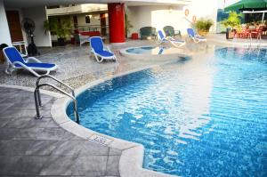 The swimming pool at or close to Hotel Atrium Plaza